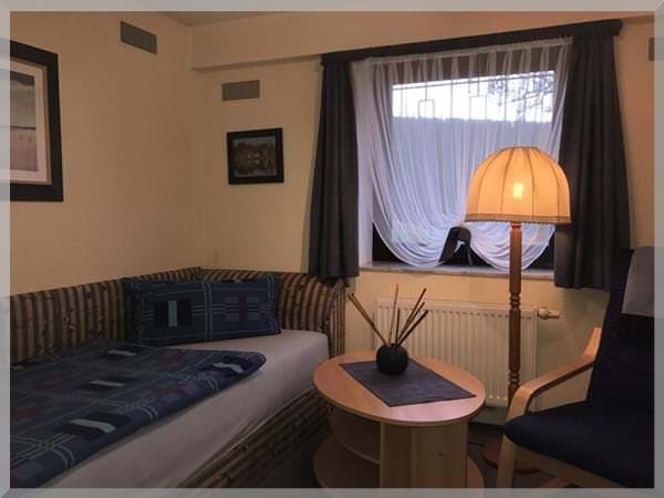 Blaues Zimmer der Pension Deparade Altenburg mit modernem Ambiente und Arbeitsbereich